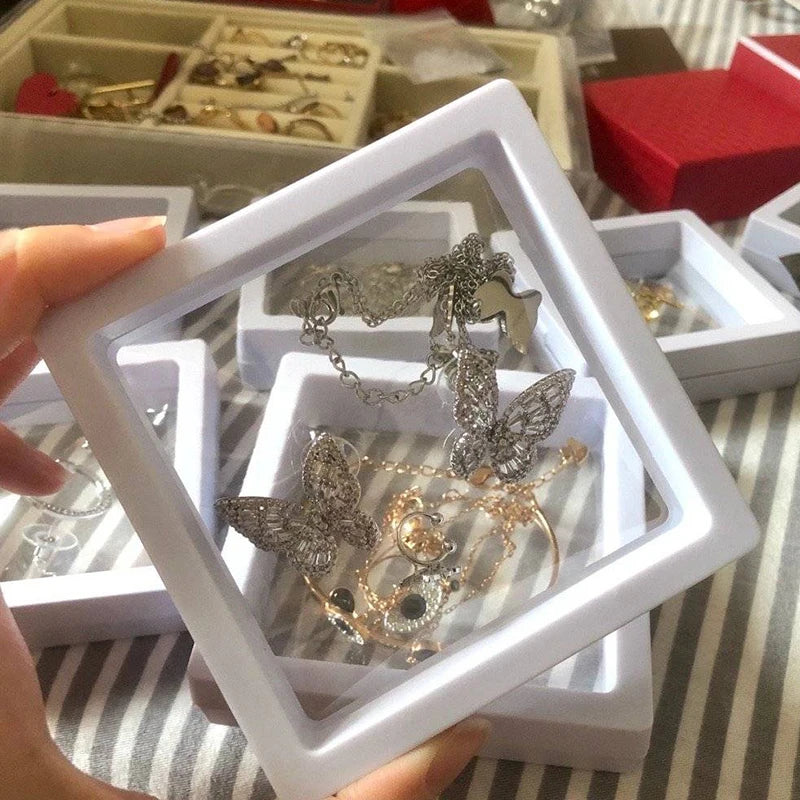 Präsentieren Sie Ihren Schmuck schwebend mit diesem 10er-Set transparenter Displayboxen für Sammler.