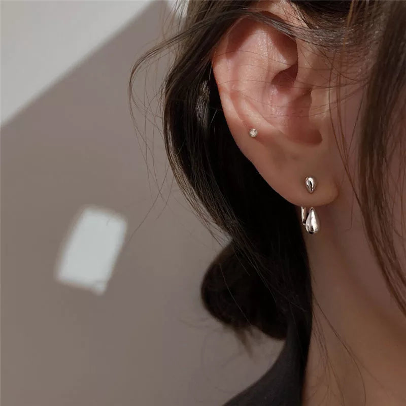 Glänzende goldene Wassertropfen Ohrringe für Damen. Edler, minimalistischer Modeschmuck.