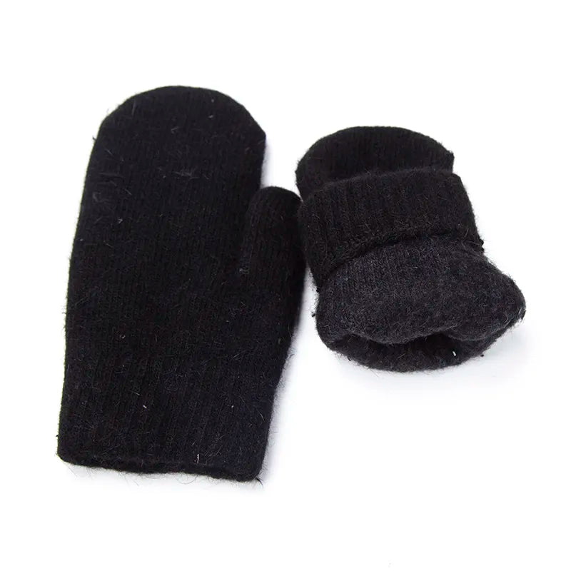 Aktive Person trägt warme Unisex Plüschhandschuhe beim Winterspaziergang. Kuschelige Fäustlinge Outdoor.