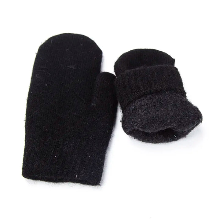 Aktive Person trägt warme Unisex Plüschhandschuhe beim Winterspaziergang. Kuschelige Fäustlinge Outdoor.