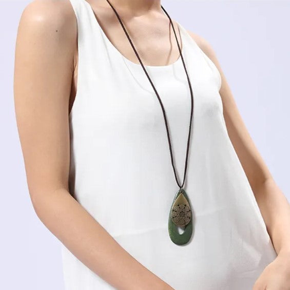 Ovale Boho-Halskette für Frauen, naturfarbenes Holz, eleganter Schmuckanhänger; ideales Geschenk.