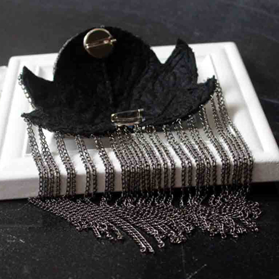 Nahaufnahme der Strass-Schulterkette in Gold-Schwarz, funkelnde Steine als Damenschmuck für glamouröse Auftritte.