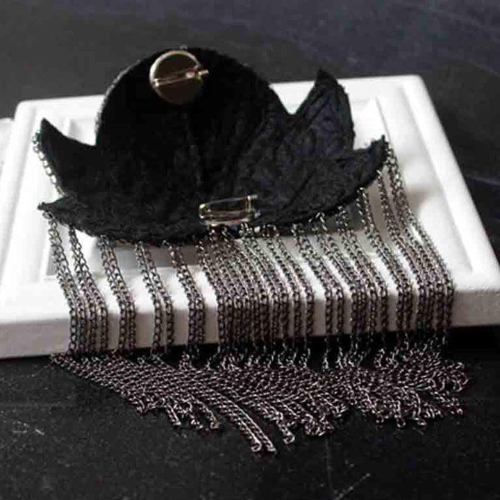 Nahaufnahme der Strass-Schulterkette in Gold-Schwarz, funkelnde Steine als Damenschmuck für glamouröse Auftritte.