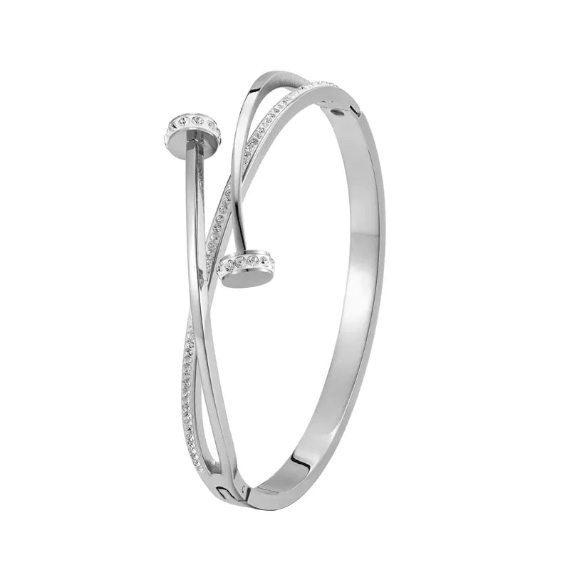 Luxuriöses goldenes Nagelkopf-Armband für Damen, besetzt mit glitzernden Kristallen. Stilvoller Damenschmuck.