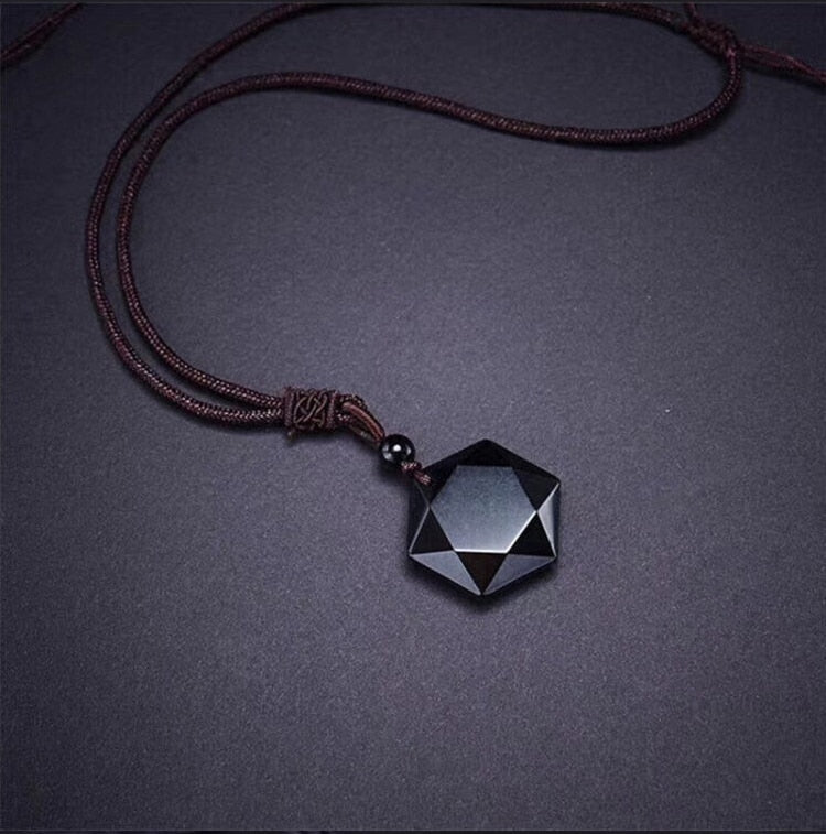 Unisex Halskette aus Obsidian mit schickem Hexagon-Anhänger, fördert Schutz, Energie und Achtsamkeit, stilvoller Schmuck.