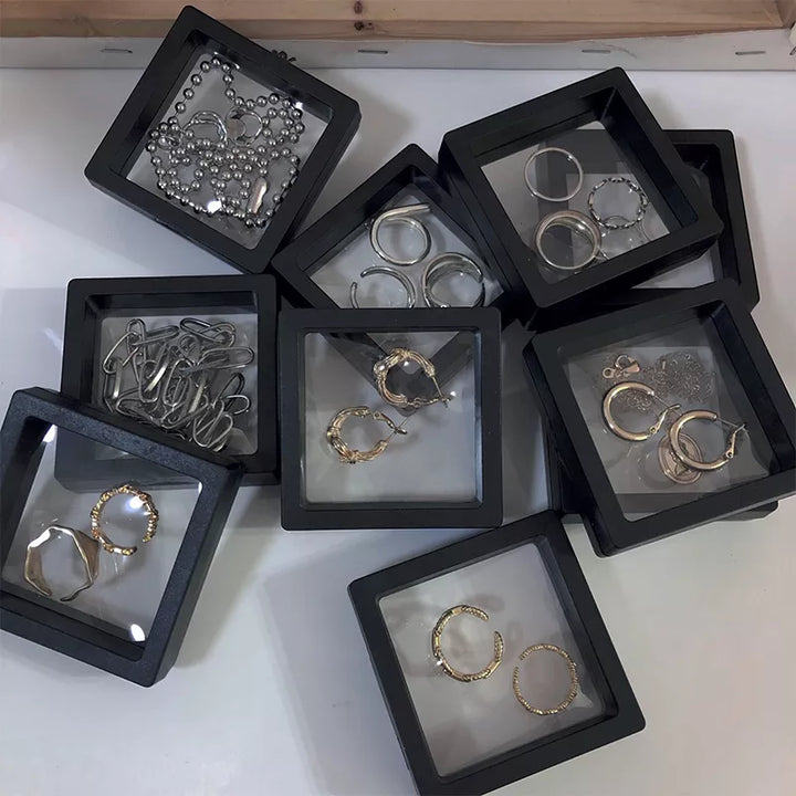 Klare Sicht auf Ihren Schmuck: 10er-Set transparenter Display-Boxen, ideal für schwebende Präsentation.