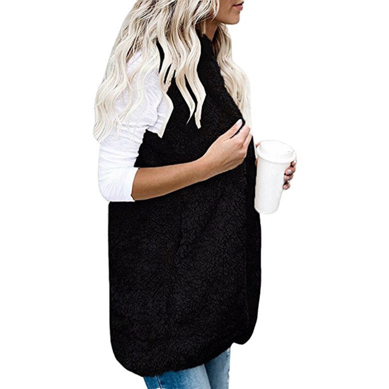 Damenstrickjacke ärmellos mit Plüschkapuze, kombiniert für ein stilvolles, warmes Herbst- & Winter-Outfit.