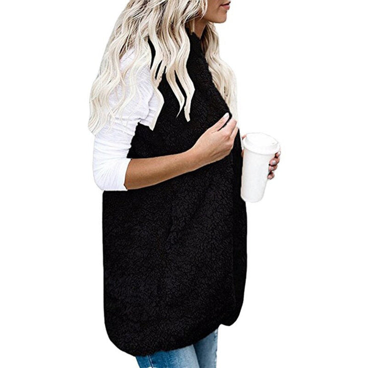 Damenstrickjacke ärmellos mit Plüschkapuze, kombiniert für ein stilvolles, warmes Herbst- & Winter-Outfit.