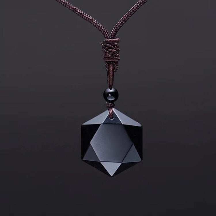 Geometrische Unisex Obsidian Halskette mit schwarzem Hexagon-Anhänger, ein stilvolles Schmuckstück für Energie und Schutz.