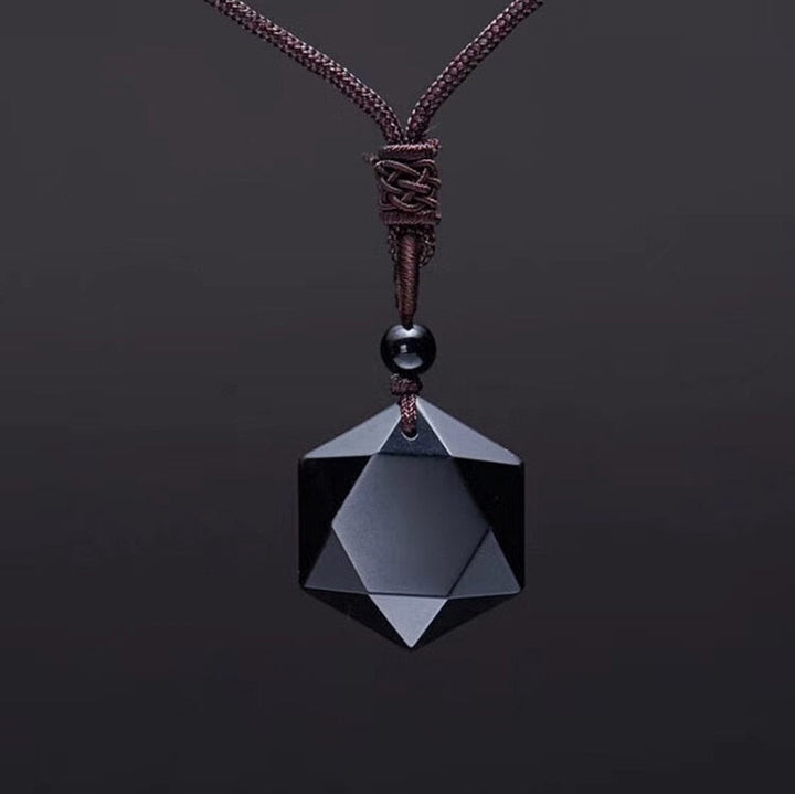 Geometrische Unisex Obsidian Halskette mit schwarzem Hexagon-Anhänger, ein stilvolles Schmuckstück für Energie und Schutz.