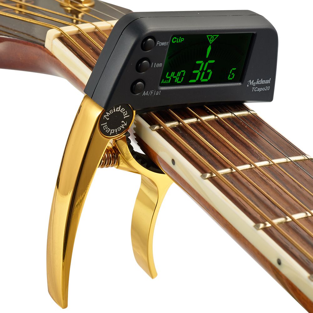 Musiker nutzt das portable 2-in-1 Gitarren Capo und Stimmgerät aus Aluminium zur schnellen Tonhöhenanpassung.