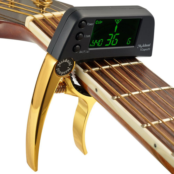 Musiker nutzt das portable 2-in-1 Gitarren Capo und Stimmgerät aus Aluminium zur schnellen Tonhöhenanpassung.
