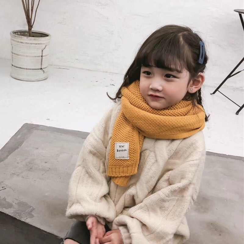Kuscheliger Kinderschal aus Strick, perfekt als Winter Schal für Jungen und Mädchen. Hält den Hals warm.