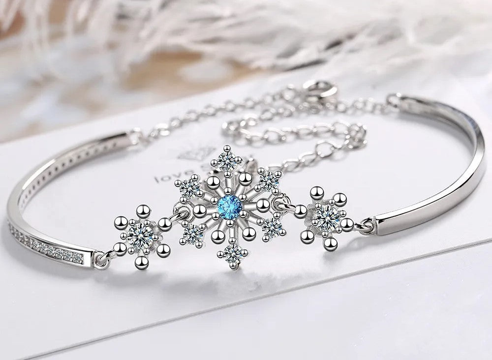 Festliches Zirkonia Tennisarmband für Damen im Schneeflocken-Design, ideal als Weihnachtsgeschenk oder Winterschmuck.