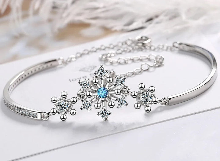 Festliches Zirkonia Tennisarmband für Damen im Schneeflocken-Design, ideal als Weihnachtsgeschenk oder Winterschmuck.