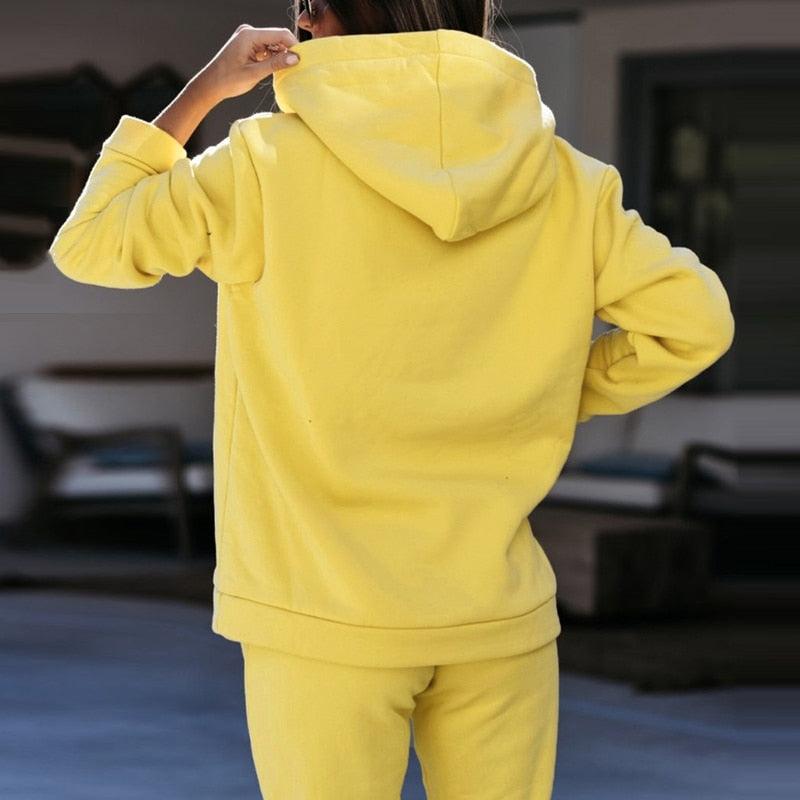 Stylischer Damen Jogginganzug für Herbstmode. Gemütlicher Zweiteiler mit Hoodie & passender Jogginghose für den Alltag.