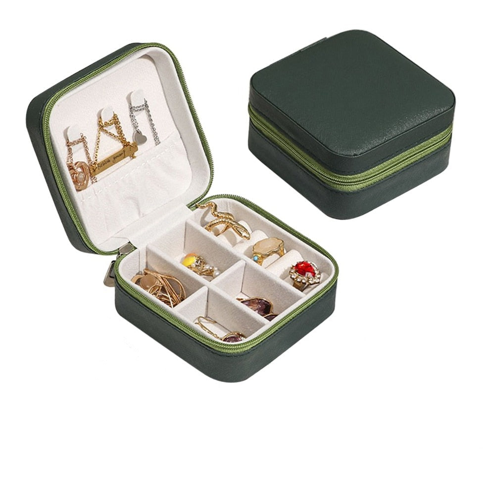 Kompaktes Reiseschmuckkästchen mit Fächern für Ringe, Ketten, Ohrringe & Armbänder.
