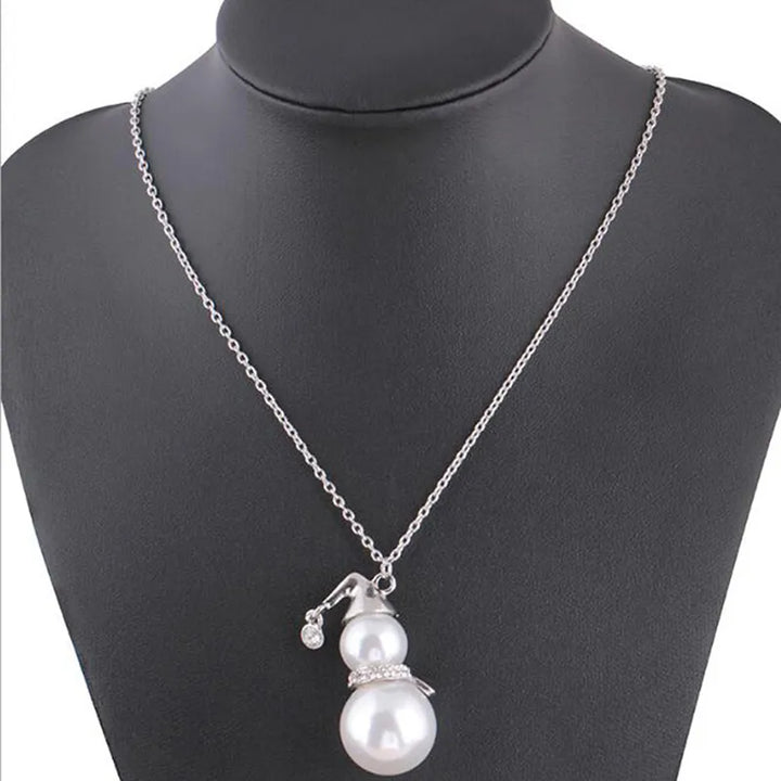 Stylische Damen Schneemann-Halskette, festlicher Perlenschmuck als Weihnachts-Accessoire.