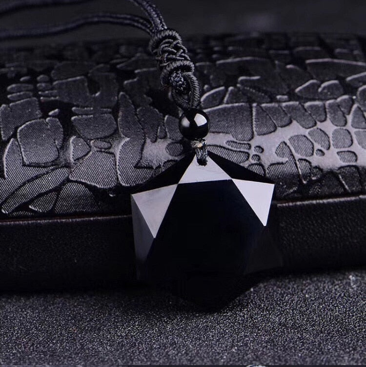 Elegante Unisex Obsidian Halskette mit glänzendem Hexagon-Anhänger, ein kraftvoller Heil- und Schutzstein für positive Energie.