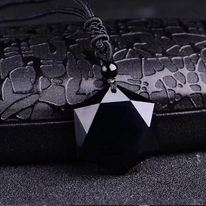 Elegante Unisex Obsidian Halskette mit glänzendem Hexagon-Anhänger, ein kraftvoller Heil- und Schutzstein für positive Energie.