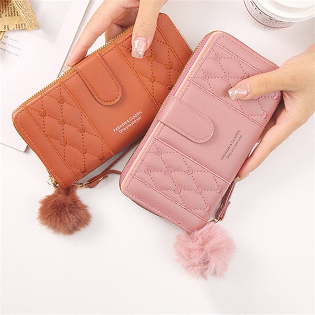 Geräumige Damen Brieftasche mit Herzstickerei, sicherer Handschlaufe und vielen Fächern.
