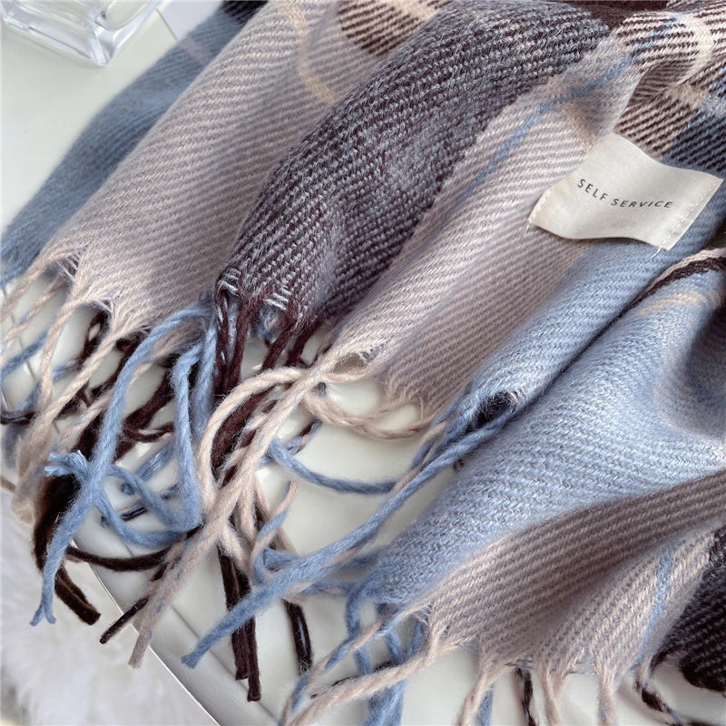 Damen Strickschal mit Karomuster, ideal für Herbst und Winter. Farben: Navy, Himmelblau, Orange, Braun.