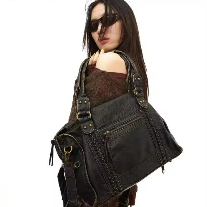 Stilvolle Damen Modetasche im Vintage-Look aus schwarzem Veganleder. Vielseitige Schultertasche für den modernen Alltag.