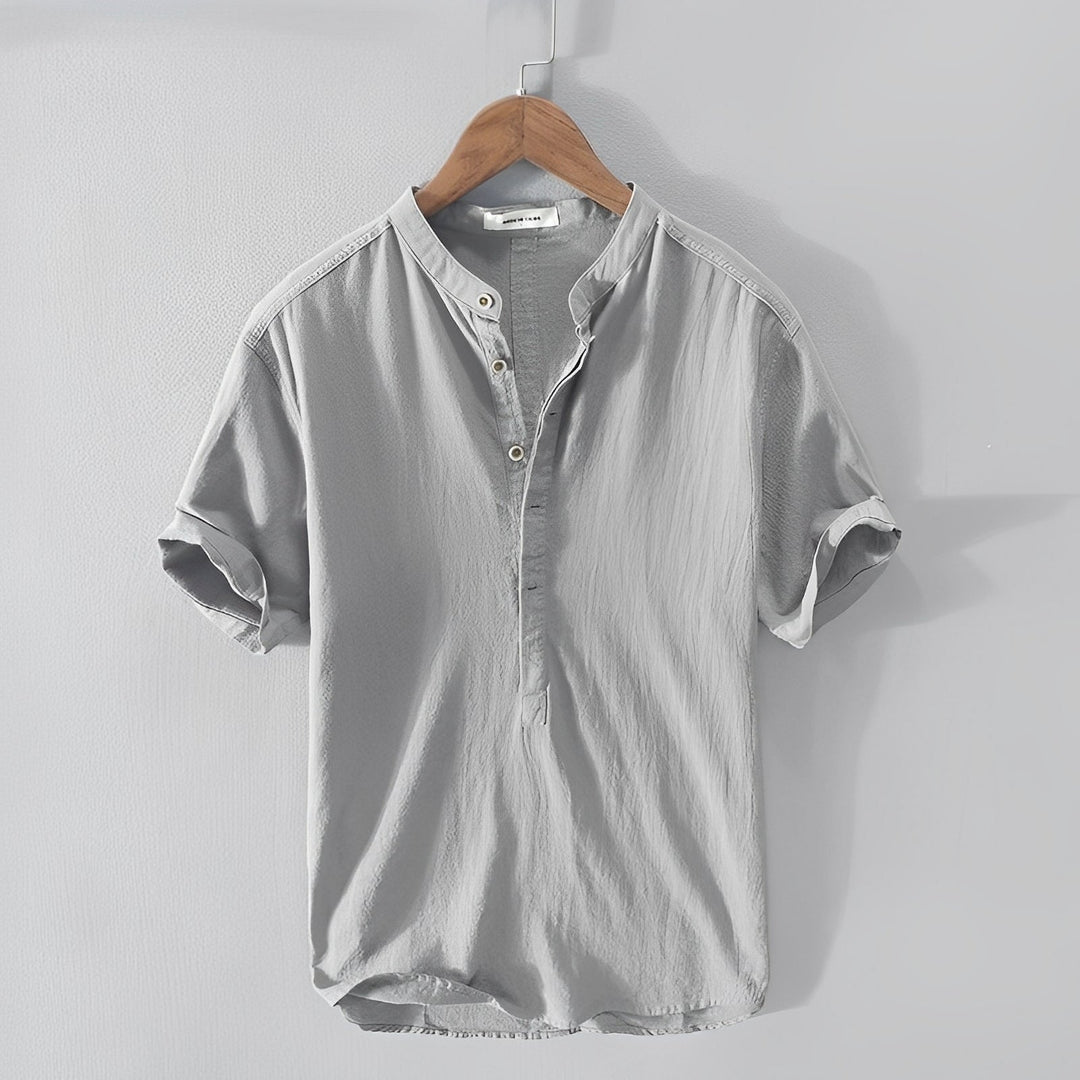 Bequemes Herren Freizeithemd, kurzarm mit Stehkragen. Atmungsaktives Henley Shirt für Sommer & Casual Look.