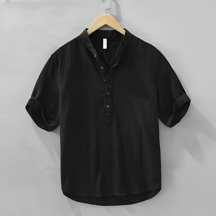 Elegantes Herren Kurzarm Henley Shirt mit Stehkragen. Modernes Hemd für vielseitige Männer Mode & Casual Outfits.