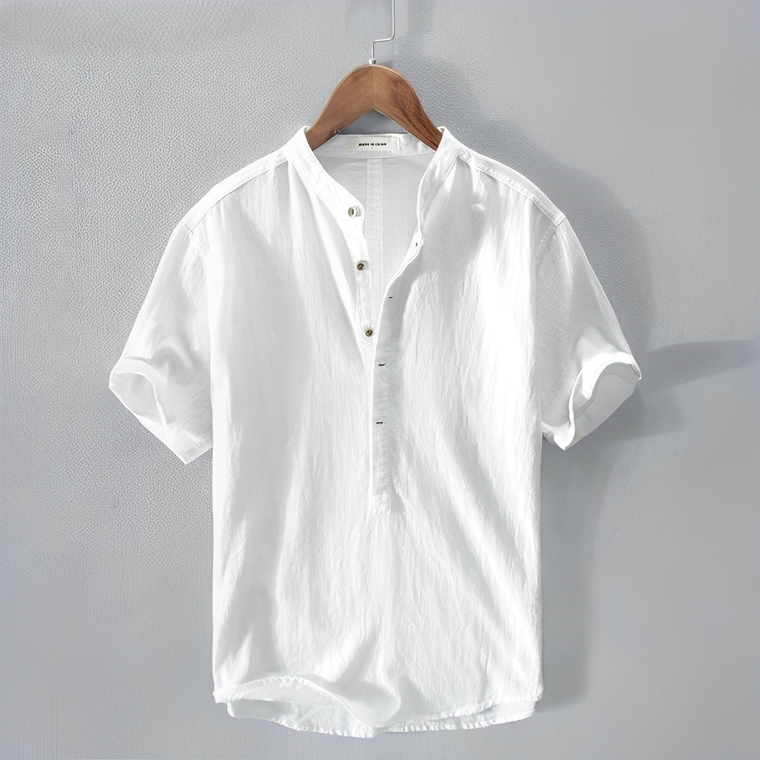 Modernes Herren Henley Shirt kurzarm mit Stehkragen. Lässiges und elegantes Sommerhemd für Männer.