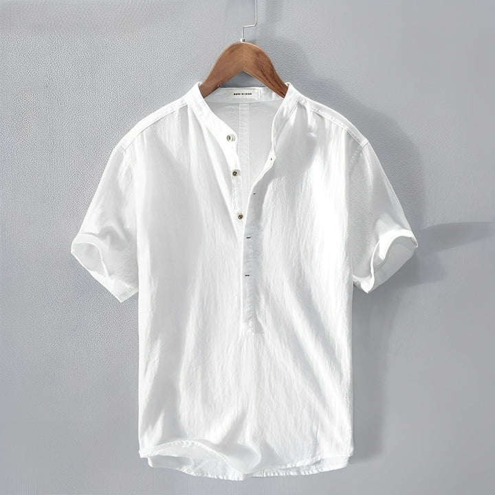 Modernes Herren Henley Shirt kurzarm mit Stehkragen. Lässiges und elegantes Sommerhemd für Männer.
