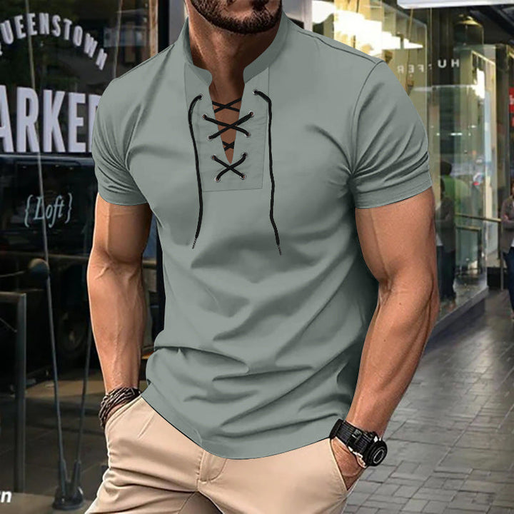 Casual Herren Henley Shirt Slim-Fit mit detailreichem Schnürausschnitt. Kurzarm Oberteil, ideal für Sommer Freizeit.