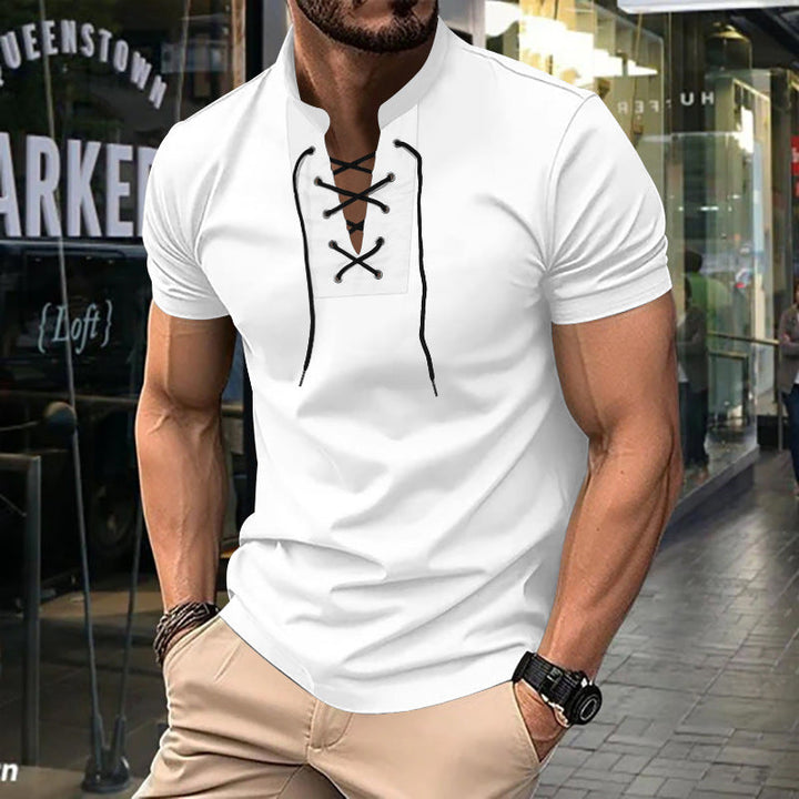 Stylisches Herren Henley Slim-Fit Shirt mit trendigem Schnürausschnitt. Kurzarm Streetwear für moderne Herrenmode.