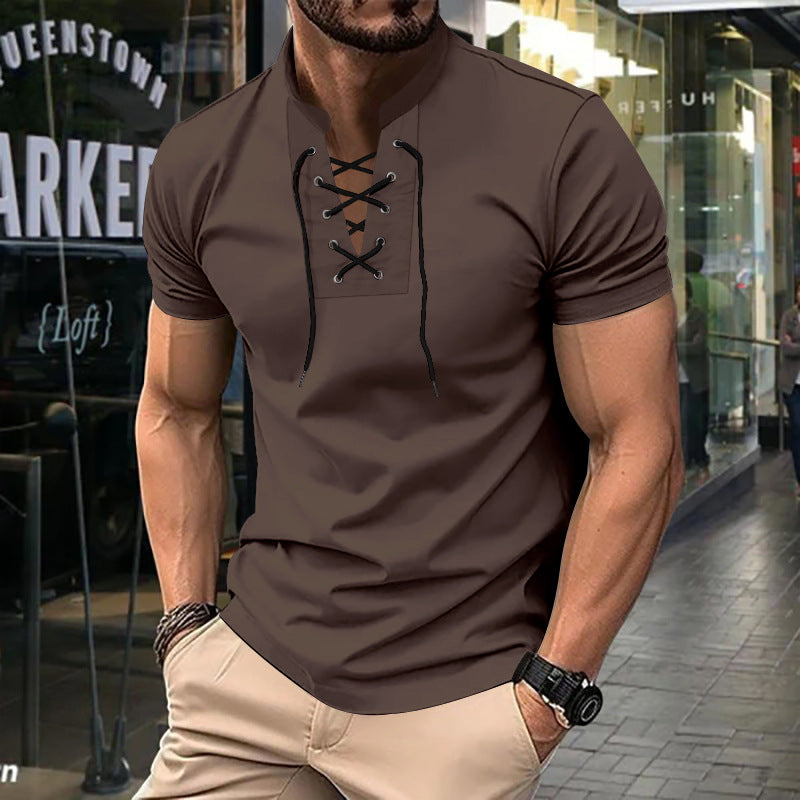 Herren Henley Shirt Slim-Fit mit stilvollem Schnürausschnitt. Modernes Kurzarm Streetwear Oberteil für den Sommer.