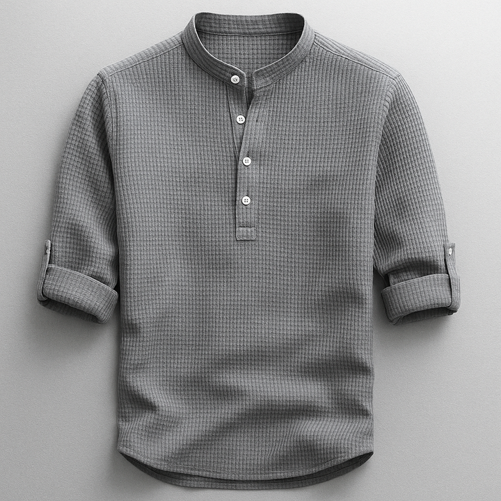 Komfortables Herren Henley Shirt mit Stehkragen in Grau, vielseitiges Oberteil für lässige Frühlings-Looks.