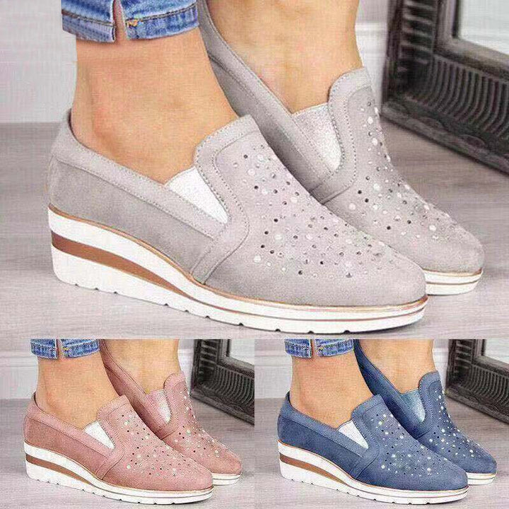 Moderne Damensneaker, die Komfort und Stil vereinen. Perfekte Begleiter für aktive Tage und Spaziergänge.