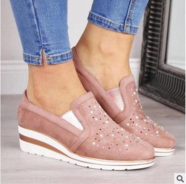 Atmungsaktive Damensneaker aus Mesh-Gewebe für angenehmen Tragekomfort im Alltag und bei Freizeitaktivitäten.