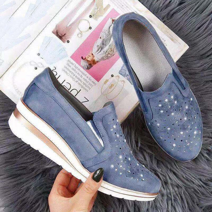 Schnürsystem der ergonomischen Damensneaker für eine optimale Passform und sicheren Halt bei jedem Schritt.
