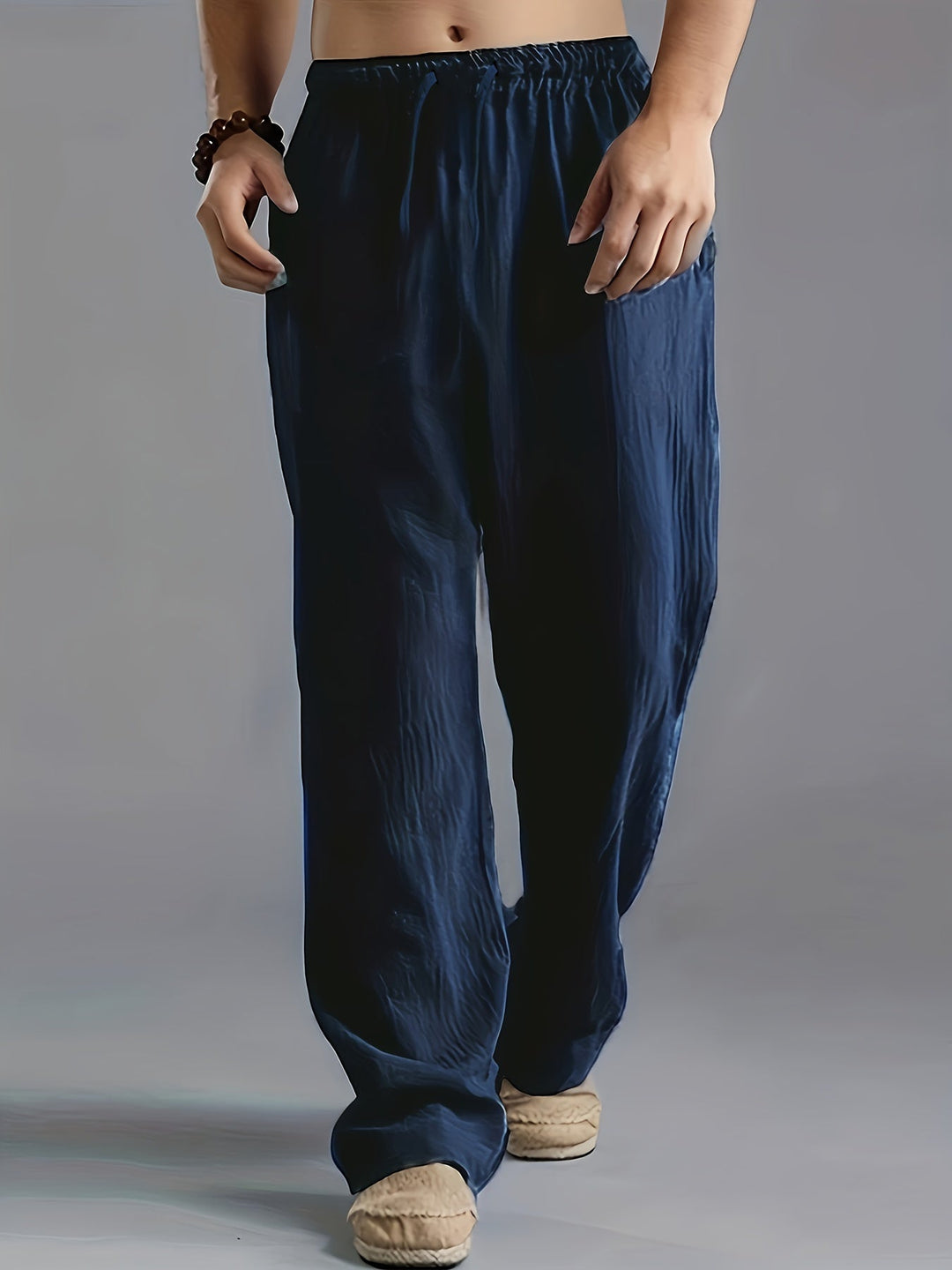 Detailansicht atmungsaktiver Stoff der grauen Freizeithose für Herren, ideal für Sommer & Alltag.