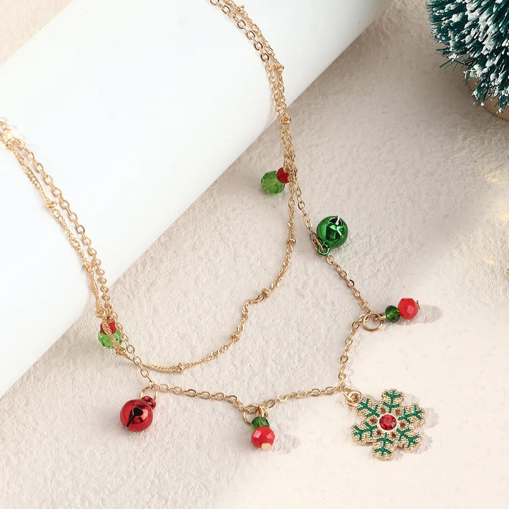 Schmuck-Halskette für Damen mit glitzerndem Schneeflocken-Motiv, perfekt für weihnachtliche Outfits.