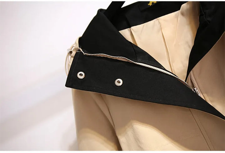 Rückansicht der khakifarbenen Damen Windjacke Übergröße, Kapuzenjacke für Plus Size, modern.