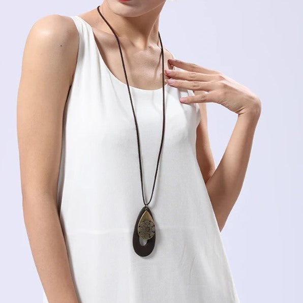 Naturholz-Halskette für Damen, ovaler Anhänger im Ethno-Boho-Stil; einzigartiger Statement-Schmuck.