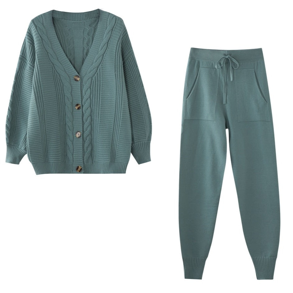Hochwertiges Damen Strickset, 2-Teiler mit Strickjacke und Hose für gemütliche Stunden und entspannte Tage.