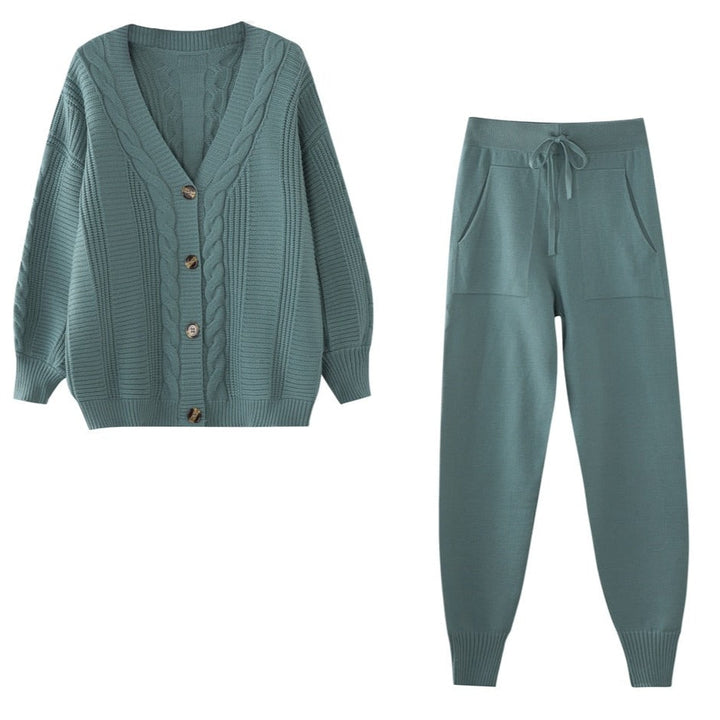 Hochwertiges Damen Strickset, 2-Teiler mit Strickjacke und Hose für gemütliche Stunden und entspannte Tage.