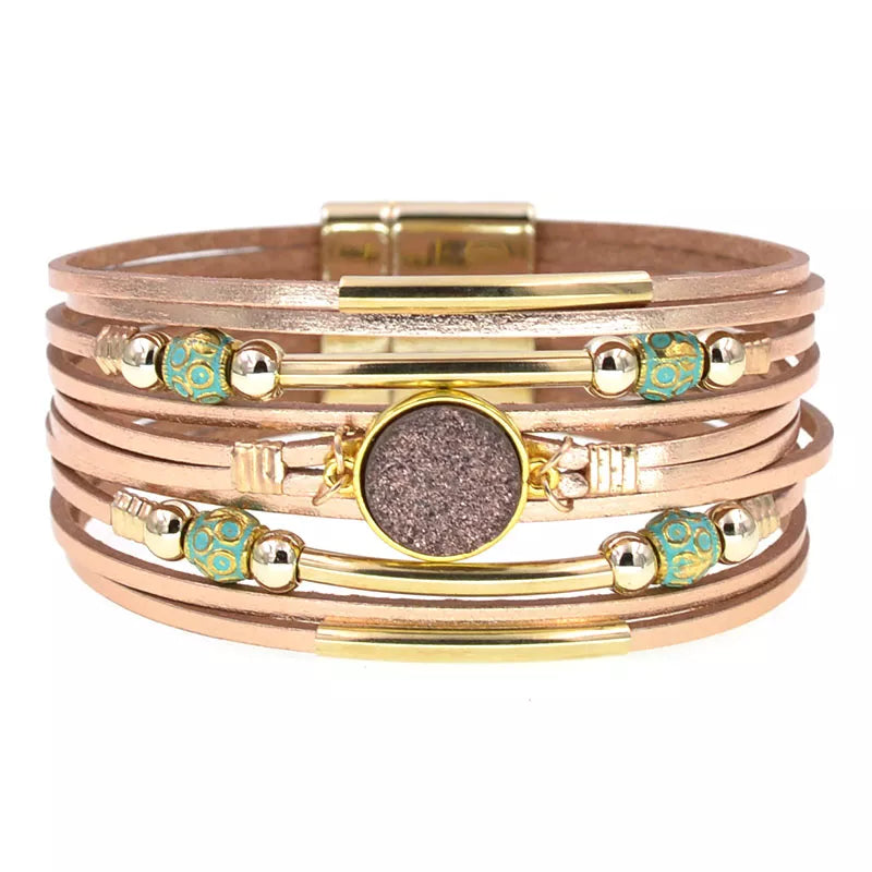 Charmantes Unisex Wickelarmband mit Boho-Elementen. Vielseitiges Multilayer-Armband für Modebewusste.
