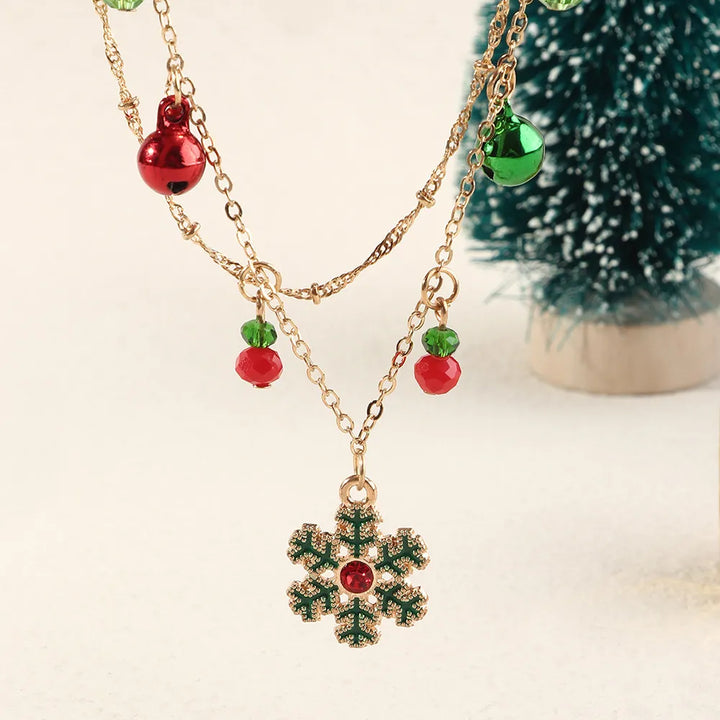 Elegante Damen Halskette mit filigranem Schneeflocken-Anhänger, ein bezauberndes Weihnachtsgeschenk.