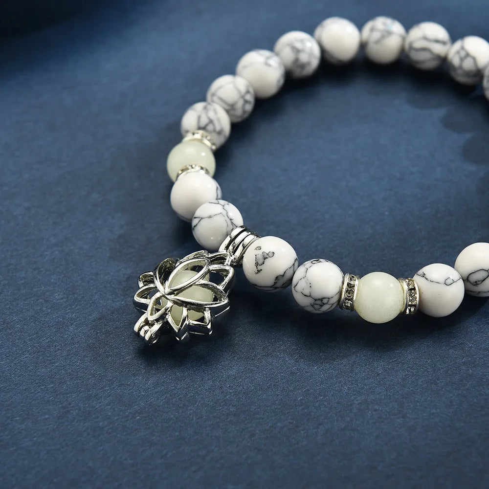 Vielseitiges Unisex Armband: Lotus-Motiv, leuchtet im Dunkeln, für Alltag & besondere Anlässe.