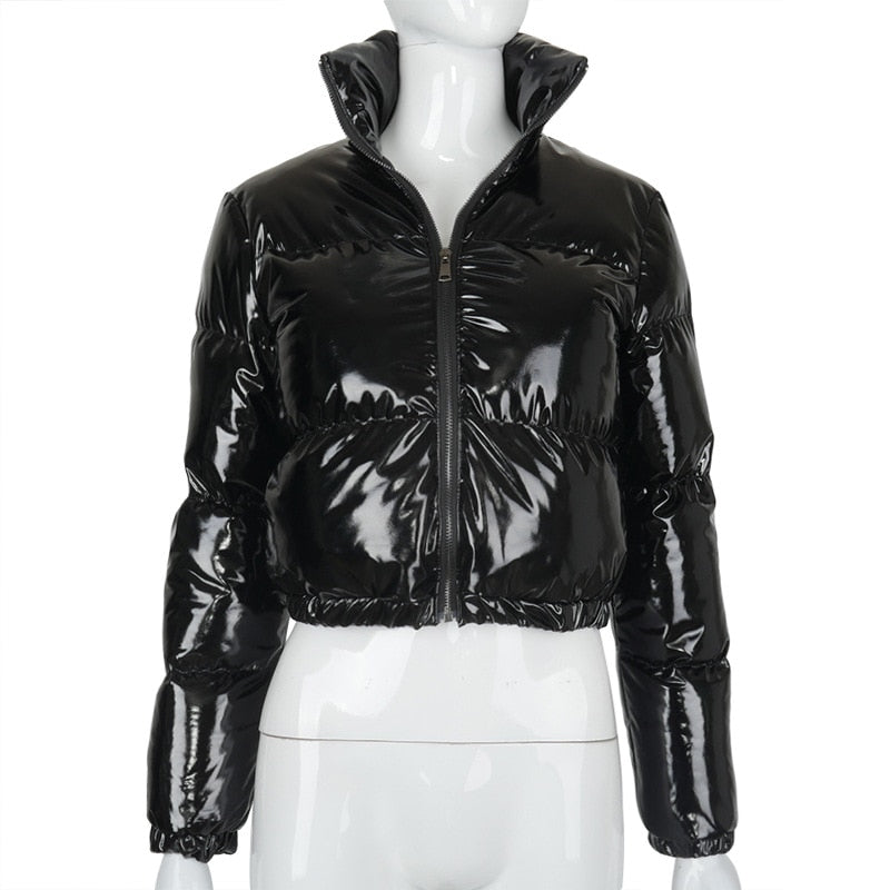 Stylische Pufferjacke für Damen mit hohem Kragen, warm und modern.