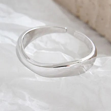 Moderner Damenring, Wellenform aus 925er Silber. Ein schlichtes, elegantes Schmuckstück.