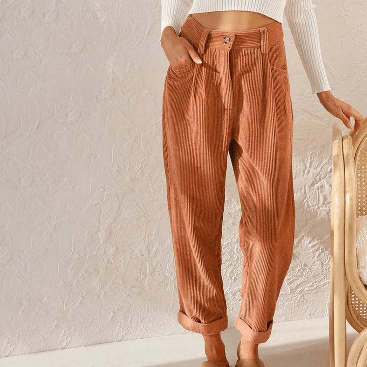 Bequeme, hochtaillierte Damen Freizeithose mit modischem Umschlag. Ideal für lässige Herbst- und Winterlooks.